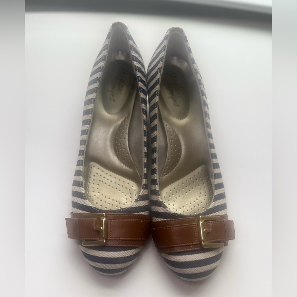 Dexflex comfort blue white strap with tan gold buckle flats Preowned